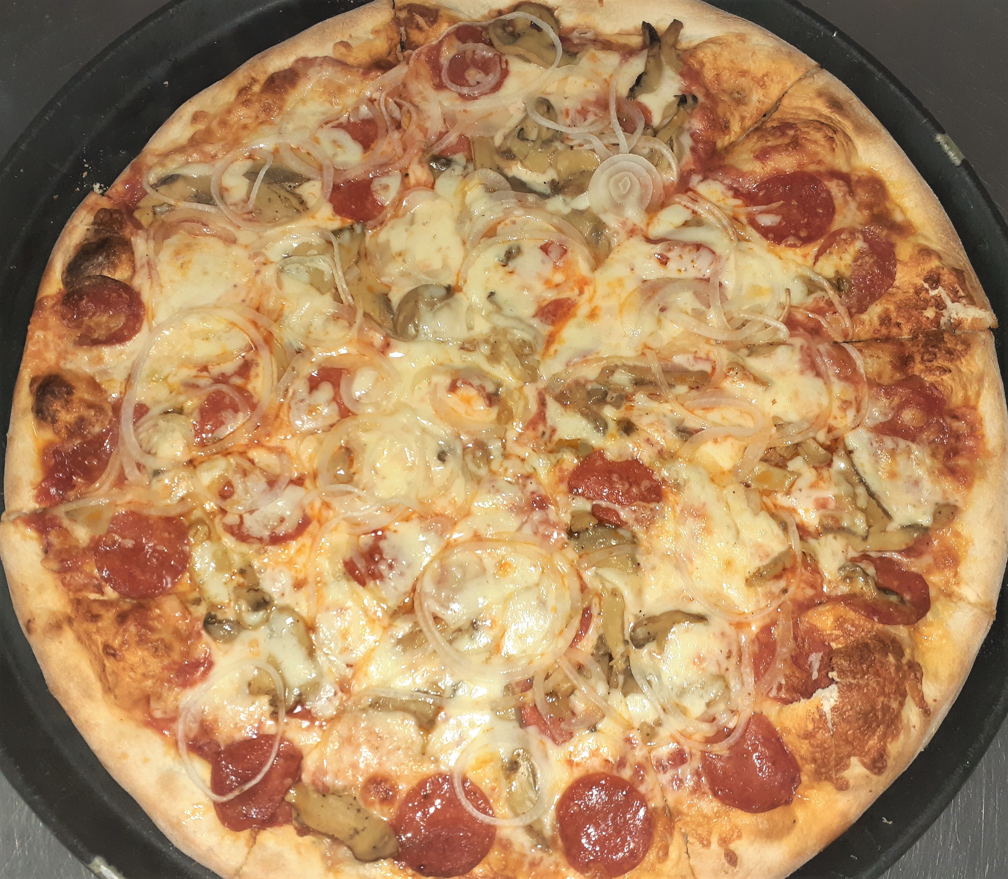 HANDTOSSED PIZZA WITH GREEN PEPPERS, PEPPERONI AND MUSHROOMS